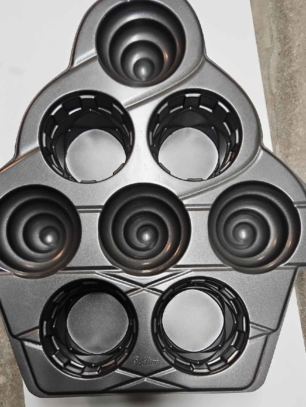 WILTON ICE CREAM CONE CAKE PAN.
